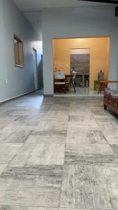 an empty room with a large tile floor at Casa en el centro de Uruapan con cochera y terraza in Uruapan del Progreso