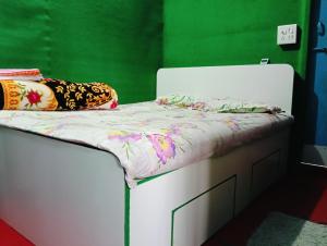 Postel nebo postele na pokoji v ubytování The Green View Homestay Siliguri in + 27 fotografií