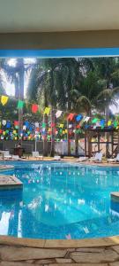 Bazén v ubytování Área de lazer 3 suítes 50 ps nebo v jeho okolí