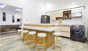 Η κουζίνα ή μικρή κουζίνα στο Provenza! Golden Jacuzzi - 5BR only 1 Block from lleras