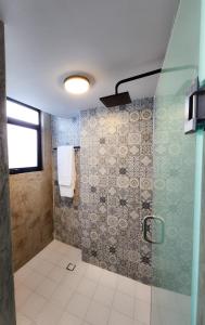 a bathroom with a shower with a glass door at Departamento con Look off in La Paz +8 photos