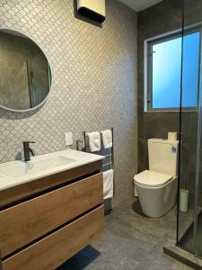 Et badeværelse på Lake & Mountain Views with Spa & Home Cinema + 9 billeder