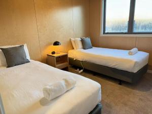 En eller flere senge i et værelse på Lake & Mountain Views with Spa & Home Cinema