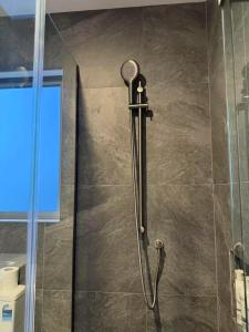 Et badeværelse på Lake & Mountain Views with Spa & Home Cinema