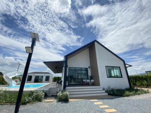 清莱373 pool villa的一座带游泳池和滑梯的小房子