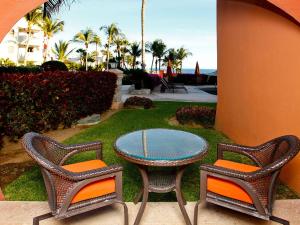 een patio met 2 stoelen en een tafel en een tafel bij Casa Del Mar Los Cabos in San José del Cabo