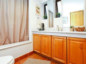 een badkamer met een wastafel, een toilet en een spiegel bij Casa Del Mar Los Cabos in San José del Cabo +9 foto's