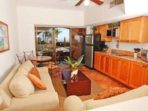 een woonkamer met een bank en een keuken bij Casa Del Mar Los Cabos in San José del Cabo
