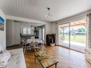 ein Wohnzimmer mit Sofa und Tisch in der Unterkunft Maison mitoyenne 4 pers., animaux acceptés, terrasse à Sanguinet - FR-1-521-239 in Sanguinet