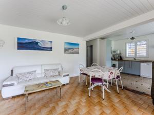 ein Wohnzimmer mit einer weißen Couch und einem Tisch in der Unterkunft Maison mitoyenne 4 pers., animaux acceptés, terrasse à Sanguinet - FR-1-521-239 in Sanguinet + 3 Fotos
