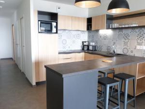 Η κουζίνα ή μικρή κουζίνα στο Appartement moderne 1 ch, animaux admis, accès plage, parking inclus - FR-1-194-299