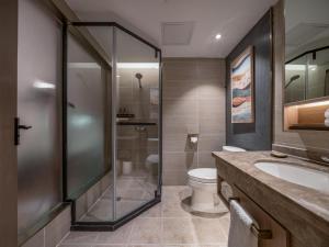 A bathroom at Chongqing Liangjiang New District Yunxi Hotel