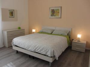 1 dormitorio con 1 cama grande y 2 mesitas de noche en Appartamento Maglio, en Canzo