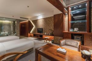 Postel nebo postele na pokoji v ubytování Chongqing Jiayu Emperor Hotel