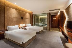 Postel nebo postele na pokoji v ubytování Chongqing Jiayu Emperor Hotel