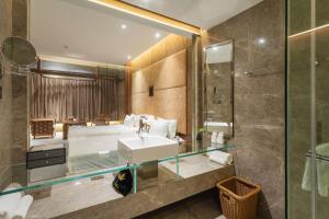 Koupelna v ubytování Chongqing Jiayu Emperor Hotel