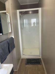 O baie la Self check-in sleepout with bathroom