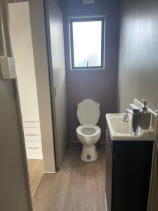 Bilik mandi di Self check-in sleepout with bathroom