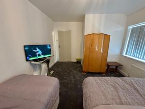TV a/nebo společenská místnost v ubytování Room A in Selborne