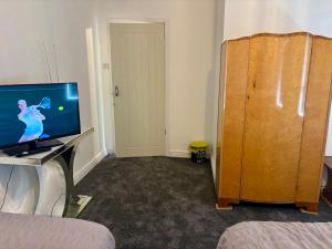 TV a/nebo společenská místnost v ubytování Room A in Selborne