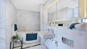 Et bad på Stylish Penthouse with Views & Jacuzzi + 7 bilder