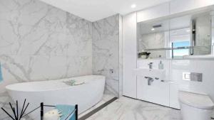 Et bad på Stylish Penthouse with Views & Jacuzzi