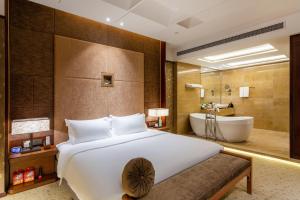 Postel nebo postele na pokoji v ubytování Chongqing Jiayu Emperor Hotel