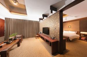 TV a/nebo společenská místnost v ubytování Chongqing Jiayu Emperor Hotel