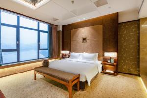 Postel nebo postele na pokoji v ubytování Chongqing Jiayu Emperor Hotel