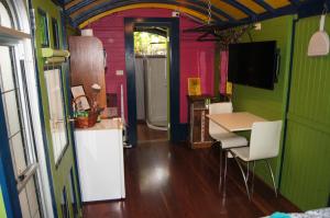 eine Küche mit Tisch und Stühlen in einem Zimmer in der Unterkunft South Terrace Studio - Walk to Everything ! in South Fremantle