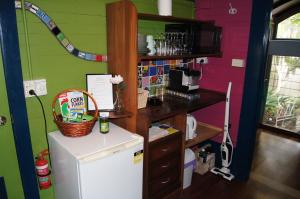 eine Küche mit einem Kühlschrank und einem Regal mit einem Korb darauf in der Unterkunft South Terrace Studio - Walk to Everything ! in South Fremantle + 10 Fotos