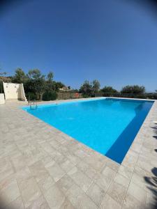 a large swimming pool with blue water at casa vacanza Rosariomaria in Realmonte
