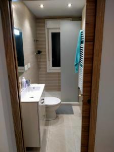 a bathroom with a white sink and a toilet at Excelente ubicacion in Pamplona