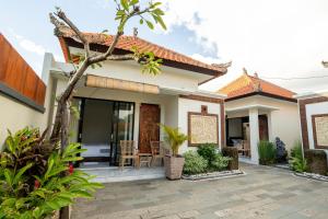 una villa con cortile e una casa di Pondok Manik Uma a Tabanan