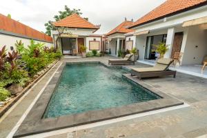 una piscina nel cortile di una casa di Pondok Manik Uma a Tabanan