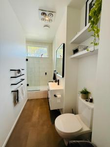 O baie la Unique and Cosy Cottage with a Sunny Garden