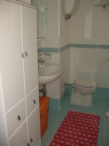 ポンツァにあるLa Casa del Relaxのバスルーム(トイレ、洗面台付)
