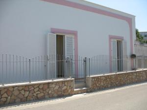 ポンツァにあるLa Casa del Relaxの通りに隣接する柵のある白い建物