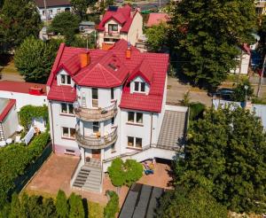 Una vista aérea de una casa grande con techo rojo. en Apartament u Marty, en Lublin
