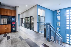 ジャカルタにあるBale Residentの青い壁と階段のある部屋