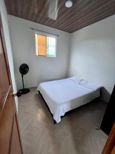 um quarto com uma cama e uma janela em Apartaestudio, fresco y cómodo em Acacías