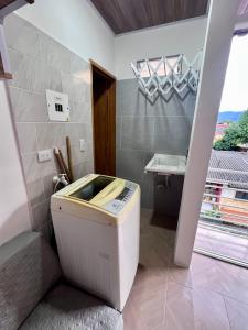 um banheiro com vaso sanitário e pia em Apartaestudio, fresco y cómodo em Acacías