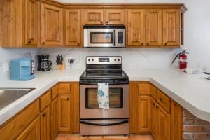 A cozinha ou kitchenette de 3 Story House 3BR 2BA Rooftop View with Heated Pool