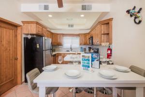 A cozinha ou kitchenette de 3 Story House 3BR 2BA Rooftop View with Heated Pool