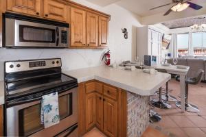 A cozinha ou kitchenette de 3 Story House 3BR 2BA Rooftop View with Heated Pool