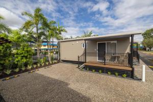 Casa modular con porche y entrada en Coral Coast Tourist Park, en Townsville