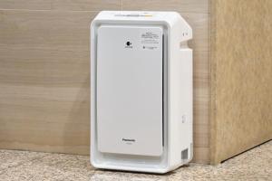 a white iphone leaned up against a wall at Hotel Villa Fontaine Tokyo-Hamamatsucho in Tokyo