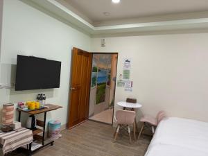 Una televisión o centro de entretenimiento en Yu Shou Hao Hsien Guesthouse