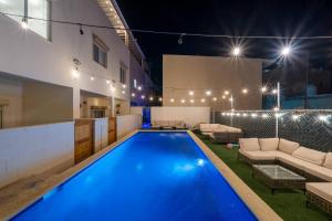 A piscina em ou perto de 3 Story House 3BR 2BA Rooftop View with Heated Pool