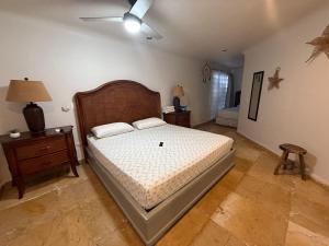 une chambre avec un grand lit avec une tête de lit en bois dans l'établissement blue angel 8 a unos pasos de la 5, à Playa del Carmen 22 autres photos